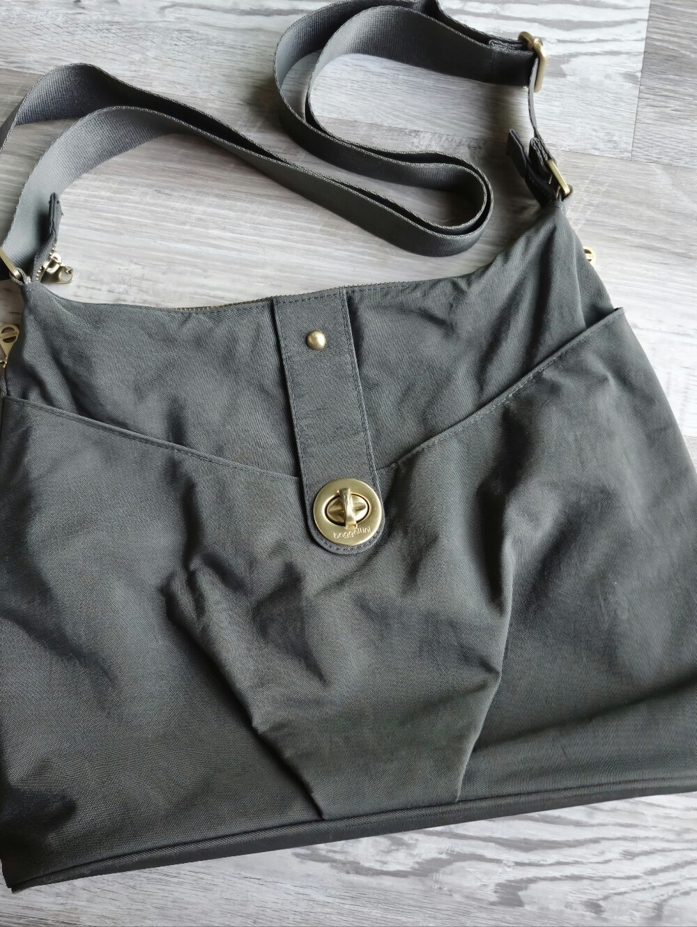 Baggallini Helsinki Crossbody Travel Bag Gray Gold Hardware RFID Wristlet - Picture 8 of 14